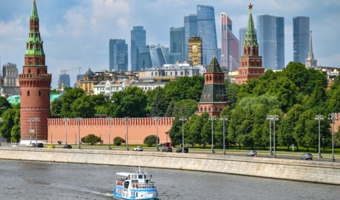 Отец Илона Маска восхитился чистотой Москвы, ее размерами и качеством дорог
