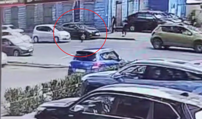 В Иркутске мужчина попал под колеса, убегая от преследователя (Видео)