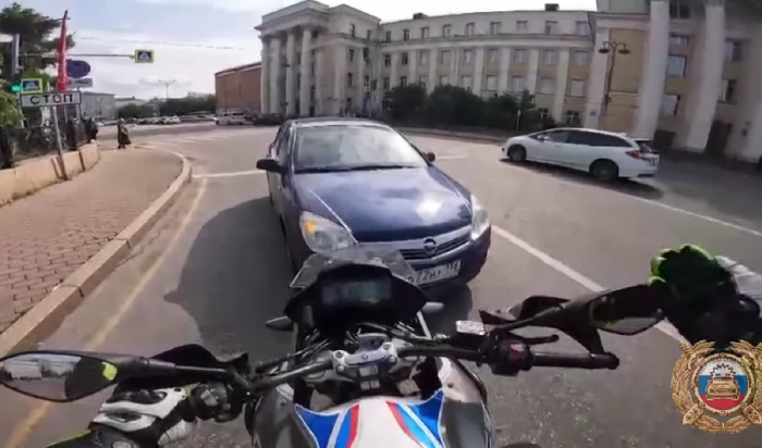 Пьяная иркутянка с ребенком ехала по встречке в центре города (Видео)