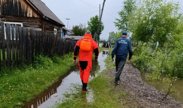 Опергруппа МЧС работает на подтопленных участках в Казачинско-Ленском районе