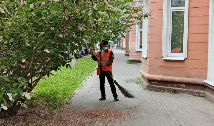 В Иркутске продолжается ежедневная уборка тротуаров и дорог