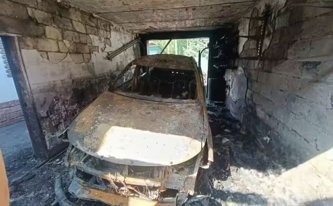 Пожар охватил дом из-за включённого насоса от бассейна в Усолье-Сибирском