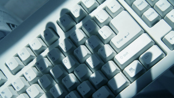 США обвинили трех хакеров в крупнейшем взломе серверов электронной почты