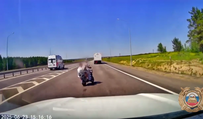 В Усольском районе отец и дочь на электровелосипеде попали в ДТП (Видео)