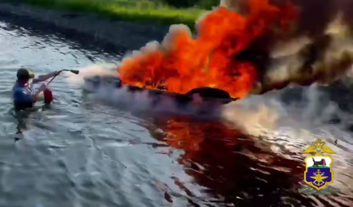В Иркутске гидроцикл загорелся на Ангаре (Видео)