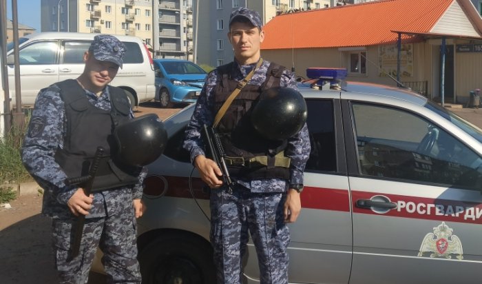 Кидавшего бутылки в продавцов дебошира задержали росгвардейцы в Братске