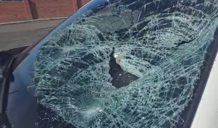 В Тулуне 24-летний парень попал под колеса автомобиля, пытаясь перебежать дорогу на «красный» (Видео)