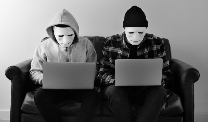 Мошенники заставили пенсионерку из Тулуна облить офис банка зеленкой под провокационные выкрики (Видео)