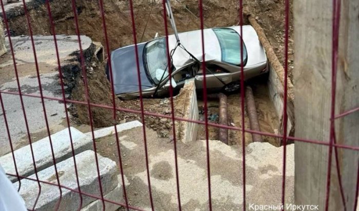 Иномарка упала в котлован на перекрестке в  Иркутске