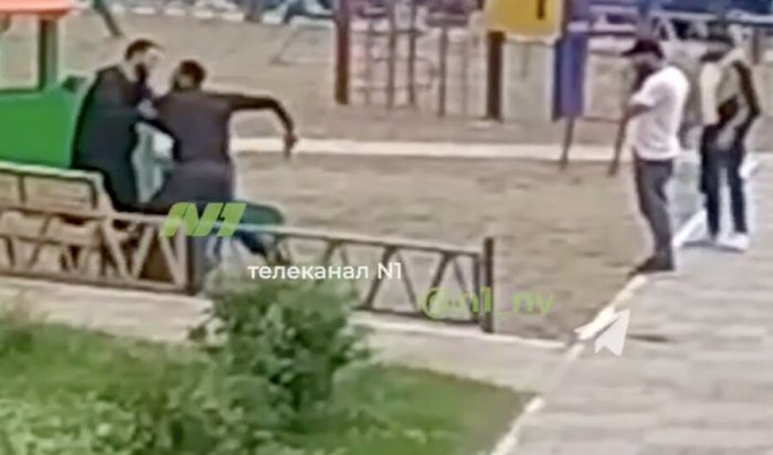 В ХМАО четверых мужчин задержали за разборки с пистолетом на детской площадке (Видео)