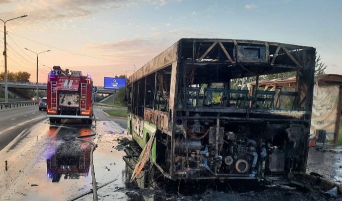 В Иркутске сгорел пассажирский автобус №14