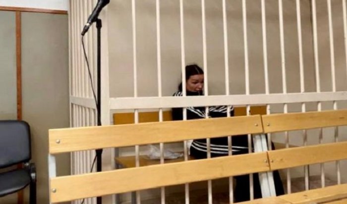 Суд на полтора месяца арестовал блогера из Шелехова, укусившую сотрудника полиции