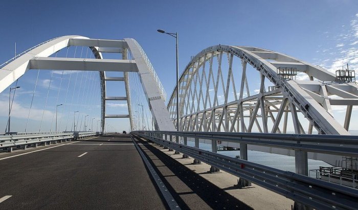 Перед Крымским мостом собралась очередь из более тысячи автомобилей