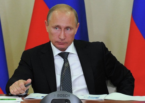Путин подписал закон о снижении минимальных штрафов за взятки