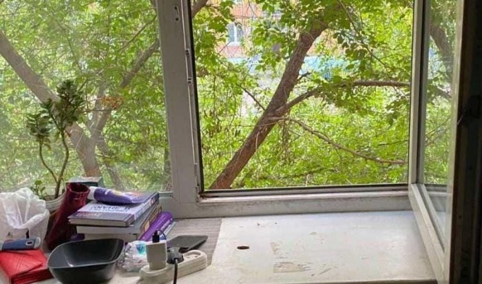 В Ангарске ребёнок с зонтом спрыгнул с балкона третьего этажа