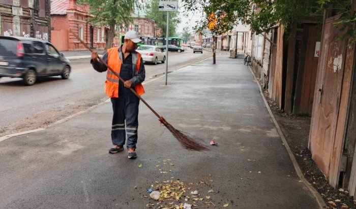 Последствия непогоды устраняют в Иркутске