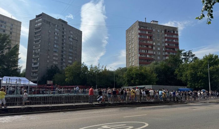 Сотни людей встали в очередь на встречу с Овечкиным в Москве
