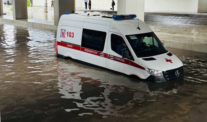 Автомобиль скорой помощи застрял на затопленной дороге в центре Москвы