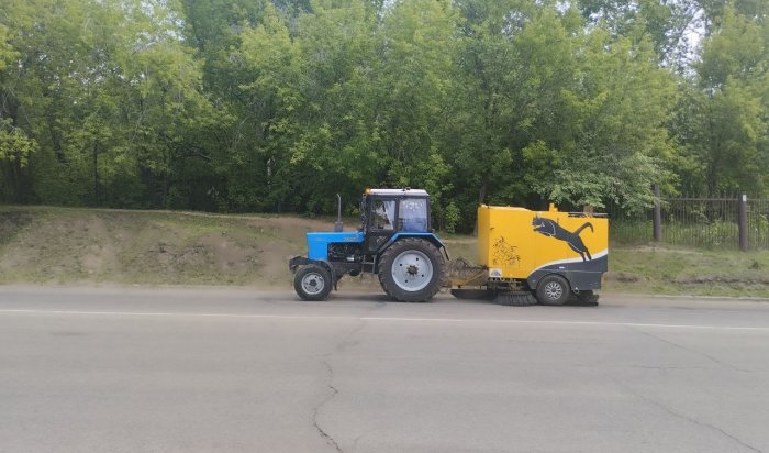 В Иркутске продолжается уборка улиц