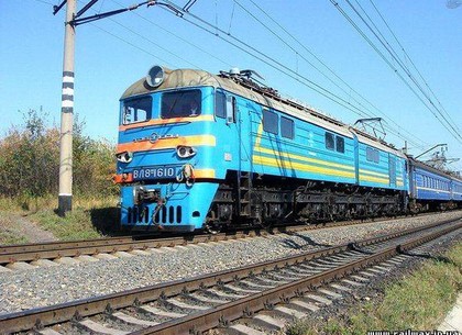 Под пассажирским поездом в Харьковской области произошёл взрыв