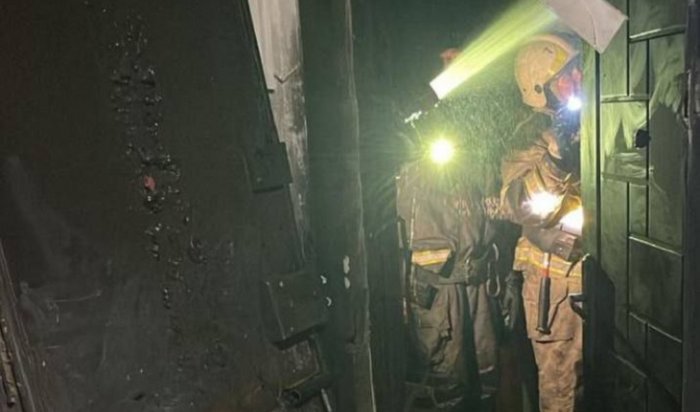 В Иркутске сотрудники МЧС спасли 25 человек на пожаре в МКД