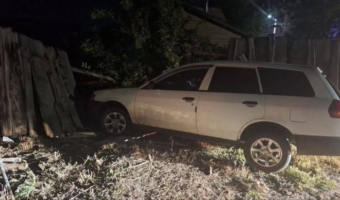 В Свирске группа молодых людей попала в ДТП на угнанном авто
