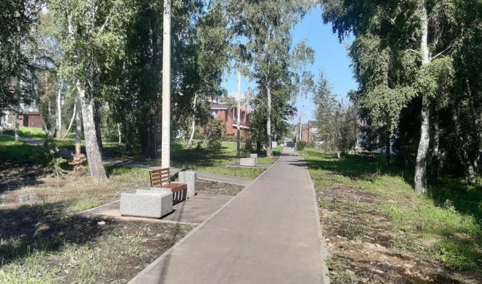 В Иркутске заканчивают благоустройство сквера в микрорайоне Березовом