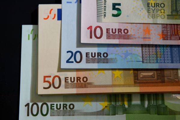 Евро станет дешевле доллара в течение двух лет
