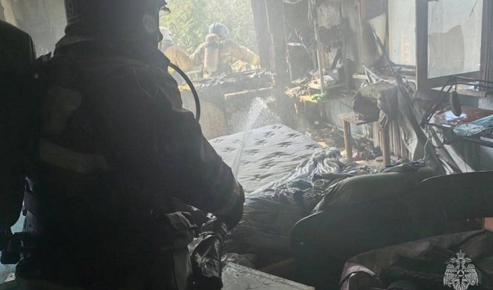 Пять человек спасли на пожаре в многоэтажном доме в Ангарске