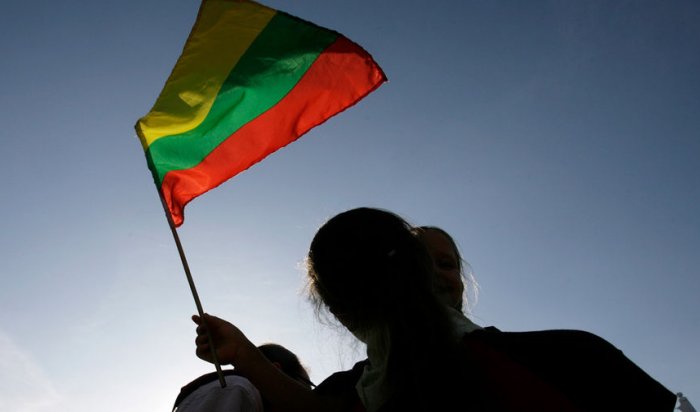 Экс-министр Латвии посоветовал закопать бочку выживания в огороде