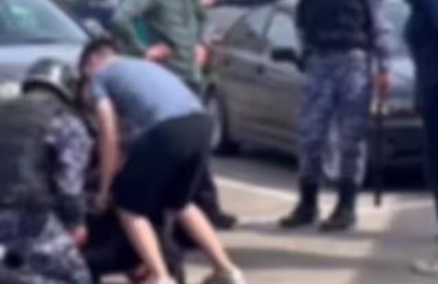 Пьяный дебошир разбил стекло торгового павильона и повредил машину в Шелехове (Видео)