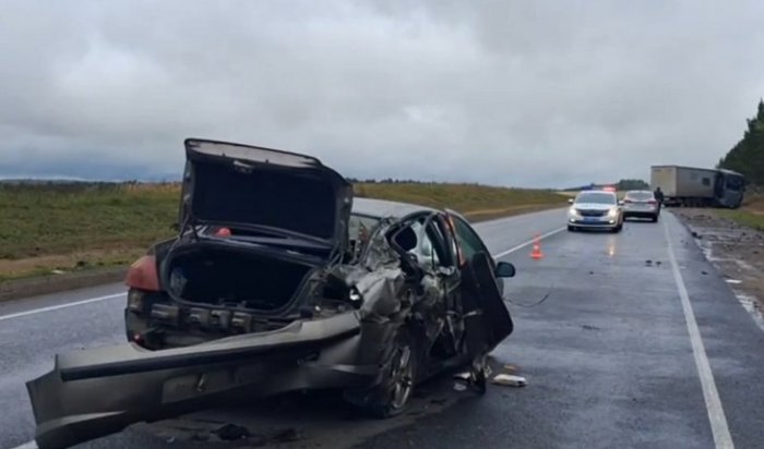 Женщина и четверо детей получили травмы при столкновении Peugeot и фуры в Аларском районе (Видео)
