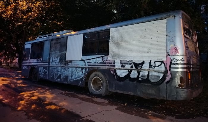 Бесхозный автобус убрали в переулке Пугачева в Иркутске