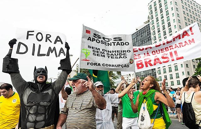 Более 2 миллионов человек вышли на акции протеста против президента Бразилии (ВИДЕО)