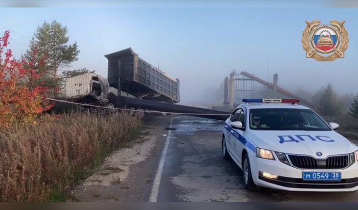 В Усолье-Сибирском самосвал обрушил трубопровод и загорелся (Видео)