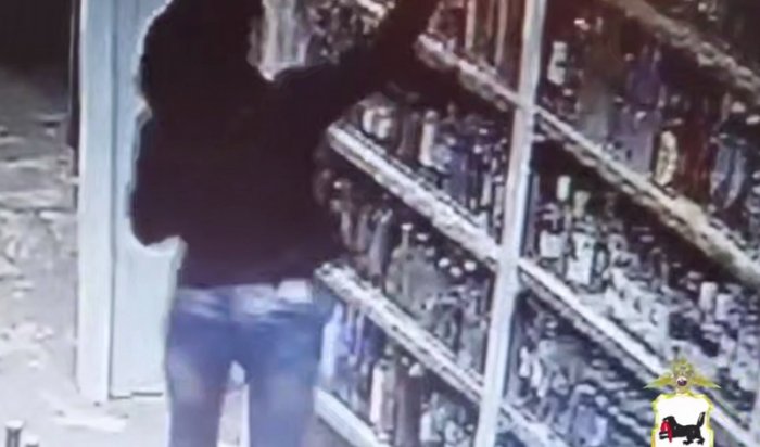 В Железногорске-Илимском разыскивают женщину, подозреваемую в краже алкоголя (Видео)