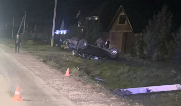 В Иркутском районе пьяный водитель иномарки врезался в световую опору и перевернулся