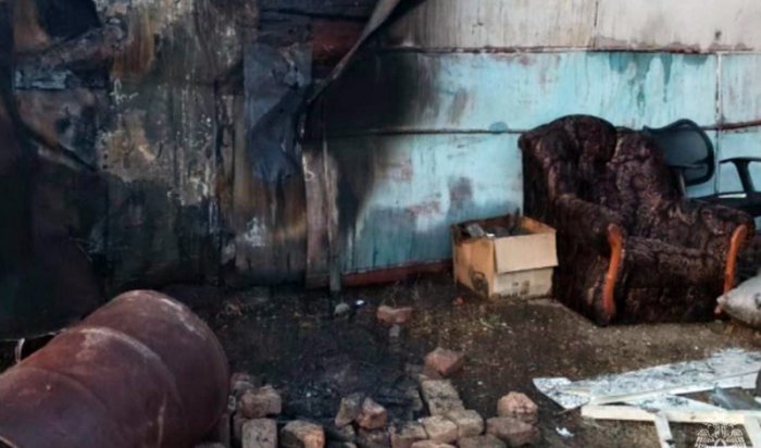 В Черемхово из-за костра загорелся гараж