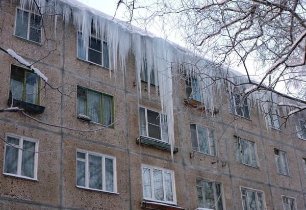 Власти Иркутска взяли на контроль очистку крыш от сосулек и снега