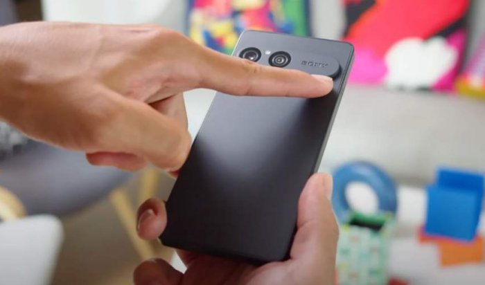 Компания Sony убрала из комплекта своего смартфона зарядный провод