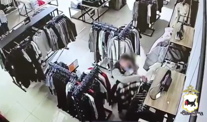 В Иркутске мужчина похитил из ТРЦ одежду на 160 тысяч рублей (Видео)