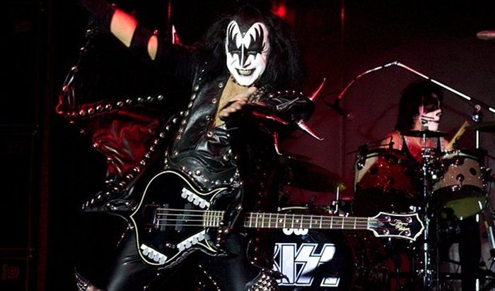 Бас-гитарист Kiss Джин Симмонс попал в ДТП