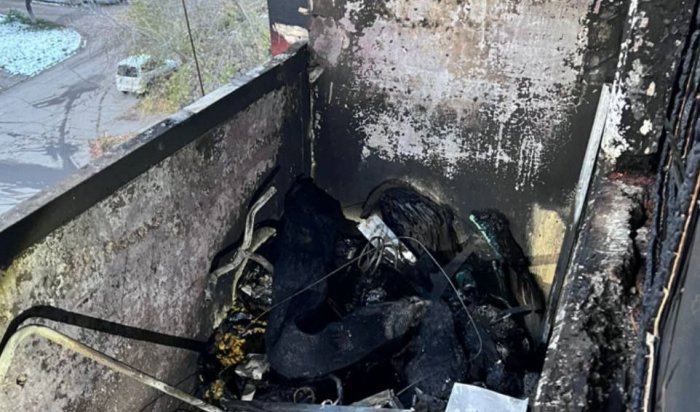 Балкон загорелся в многоэтажке на Маршала Конева в Иркутске