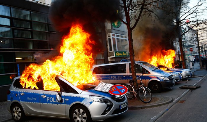 Протесты во Франкфурте-на-Майне переросли в столкновения с полицией