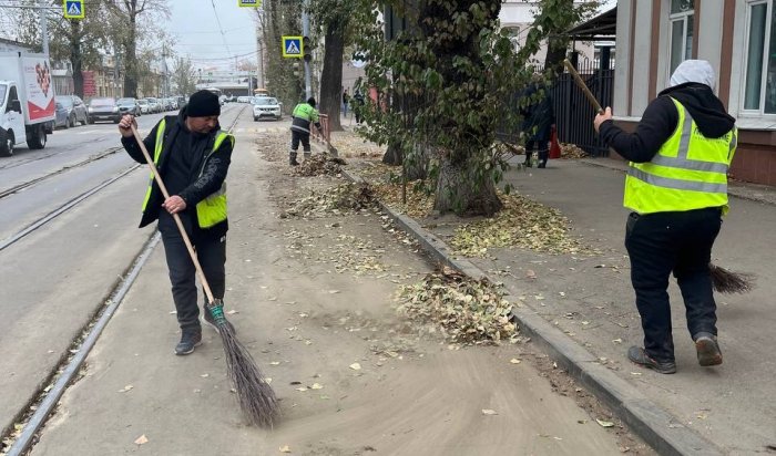 В Иркутске продолжается уборка улиц