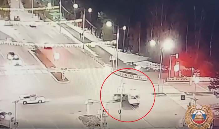 В Саянске два человека пострадали в ДТП с машиной скорой помощи (Видео)