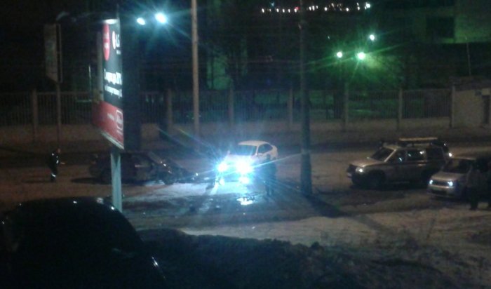 Иномарка врезалась в столб на улице Академической в Иркутске