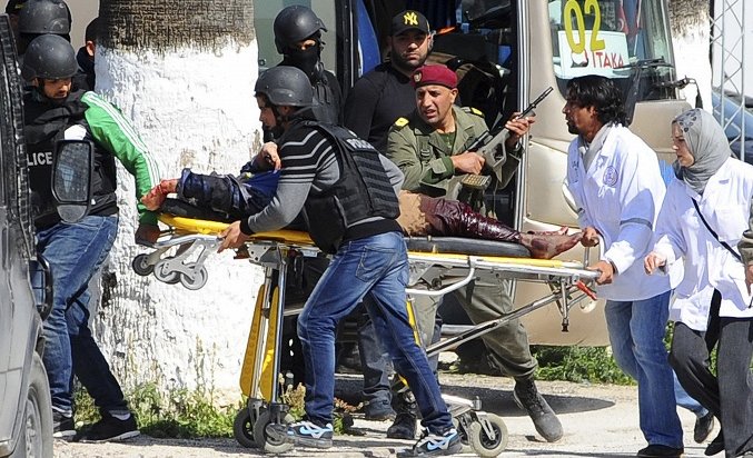 Число жертв теракта в Тунисе возросло до 21, из них 19 туристы
