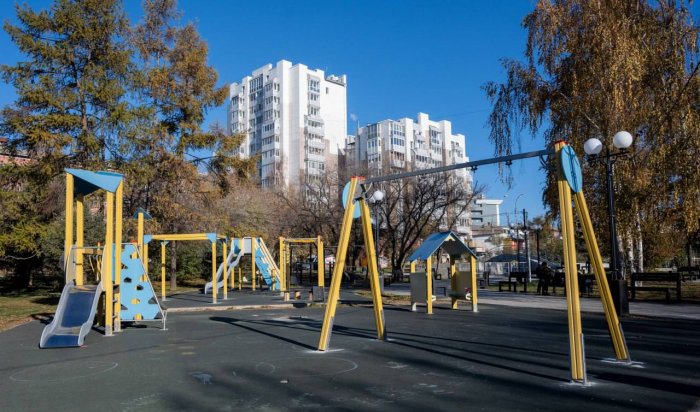 В Иркутске продолжается обновление детских площадок