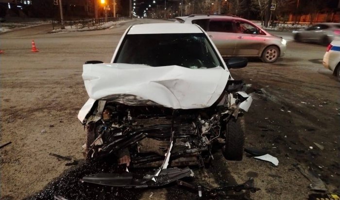 В Братске юноша угнал иномарку и врезался в автобус